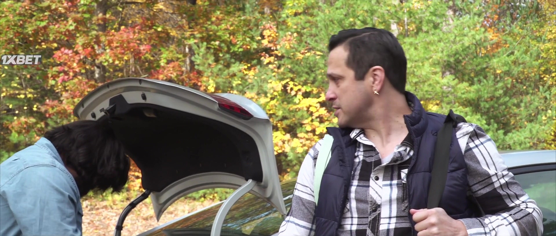 Человек гуляет в лесу. Игра на выживание 2020. Три дня в лесу 2. Лес. Три дня в лесу 2.